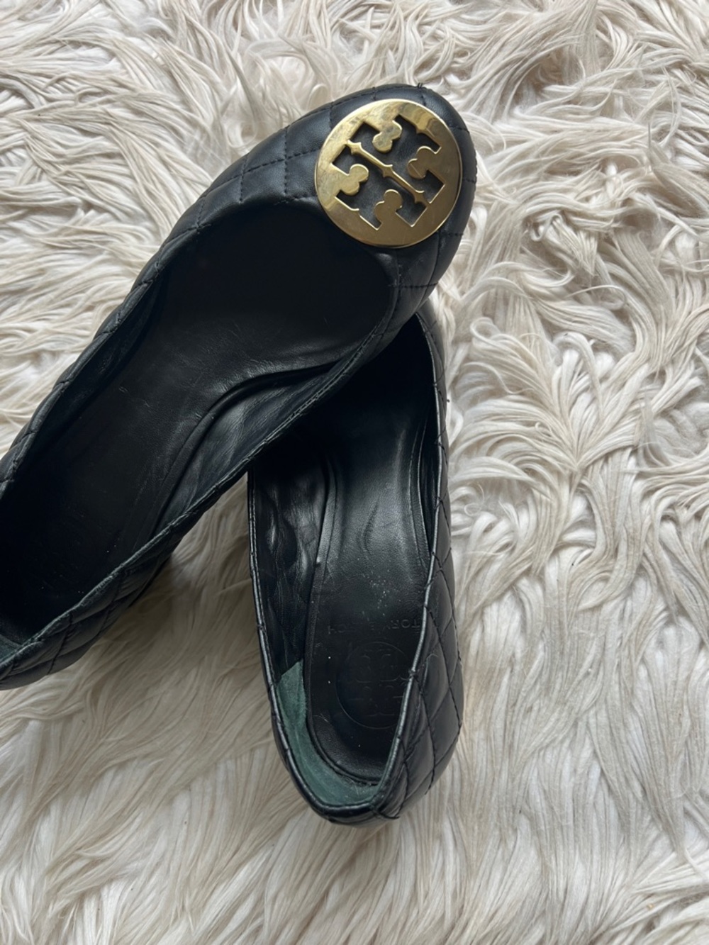 Tory Burch Black Quilted Leather Block Heel Pumps with Gold Medallion - Picture 4 of 4
